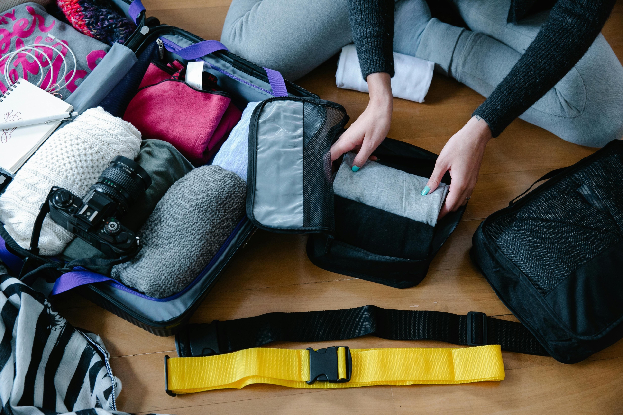 Person packar resväska.
